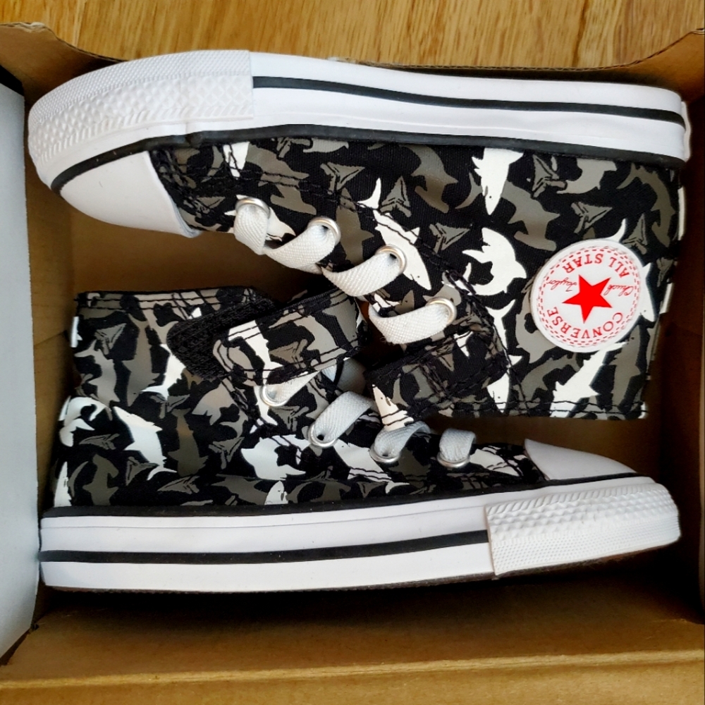 Converse toddler size 8 Shark hi top Chuck Taylors